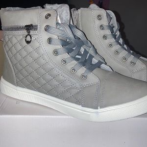 Women’s gray Snow Boots US11 Brand New!! 🔥🔥🔥